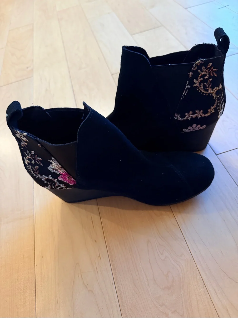 TOMS Kelsey Black Suede Floral Brocade Wedge Ankle Boots Women’s 9.5 NWOB